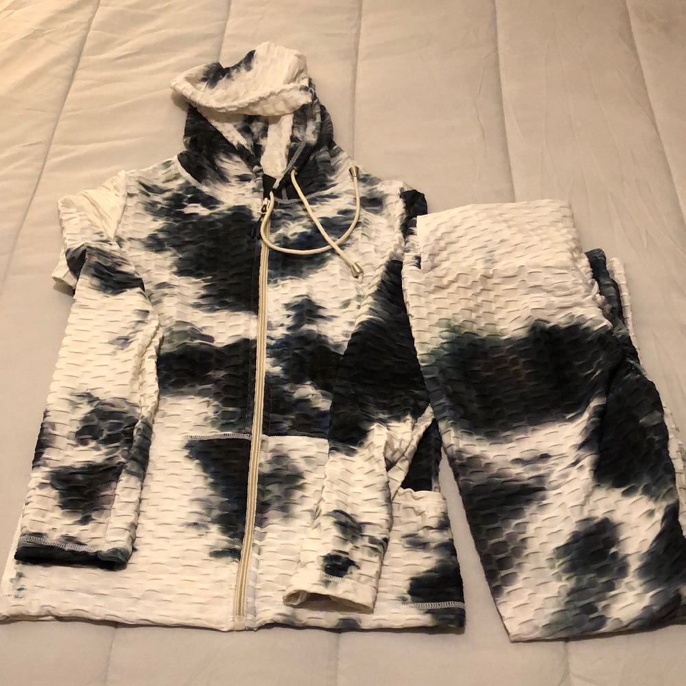 Blue and white active set